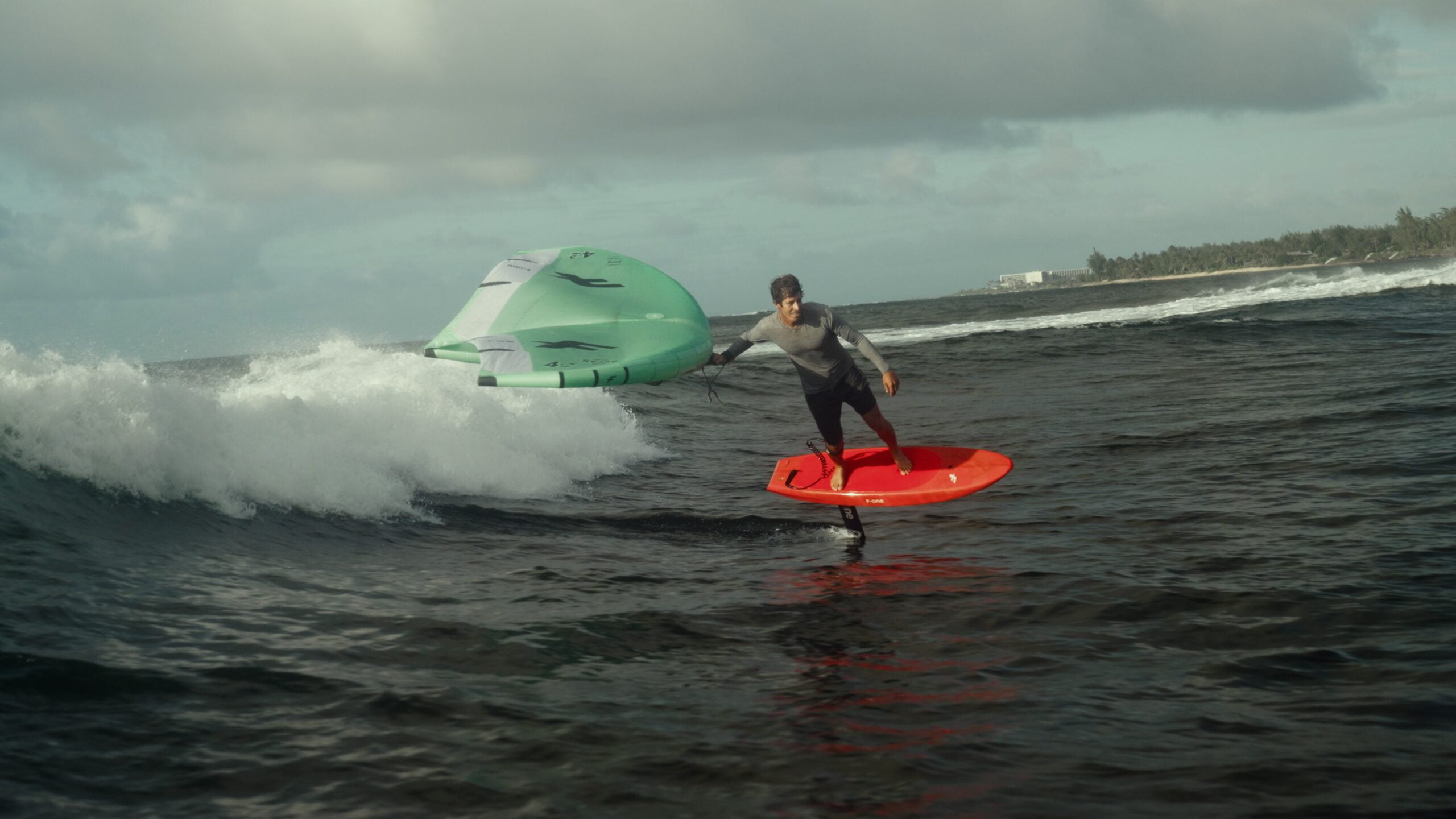 Wingfoil vs Kitesurf : quelle discipline choisir pour débuter ?